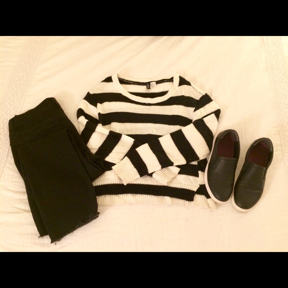 H&M Black and White Striped Cropped Sweater